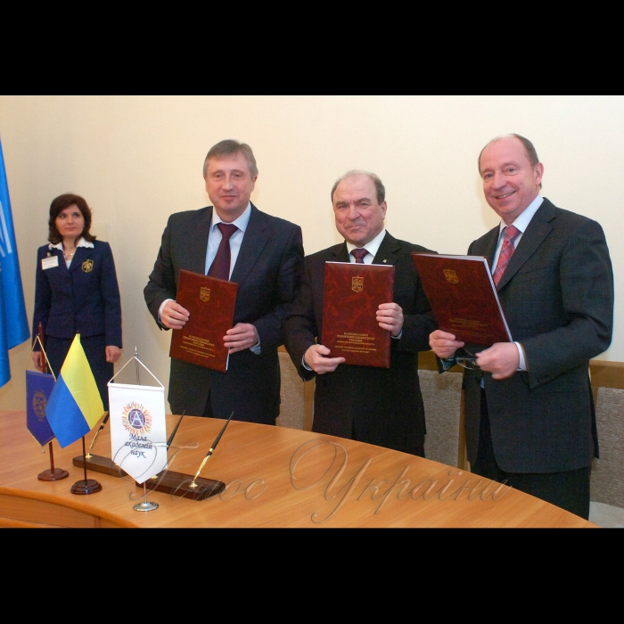 21 квітня 2009 церемонія підписання Угоди про співробітництво між КНУ ім. Тараса Шевченка, НТУУ «КПІ» та МАН. Буде дано старт реалізації Програми «Майбутнє України».


Угоду про співпрацю, щодо реалізації Програми «Майбутнє України» підписують ректор НТУУ «КПІ» Михайло Згуровський, ректор КНУ ім.Т. Шевченка Леонід Губерський, президент Малої академії наук Станіслав Довгий (зліва-направо).