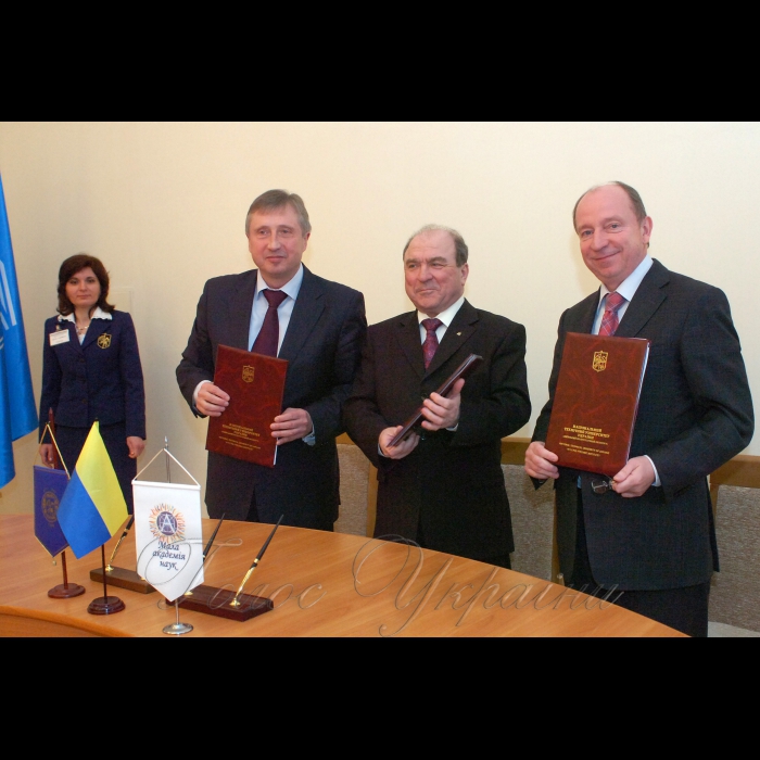 21 квітня 2009 церемонія підписання Угоди про співробітництво між КНУ ім. Тараса Шевченка, НТУУ «КПІ» та МАН. Буде дано старт реалізації Програми «Майбутнє України».


Угоду про співпрацю, щодо реалізації Програми «Майбутнє України» підписують ректор НТУУ «КПІ» Михайло Згуровський, ректор КНУ ім.Т. Шевченка Леонід Губерський, президент Малої академії наук Станіслав Довгий (зліва-направо).