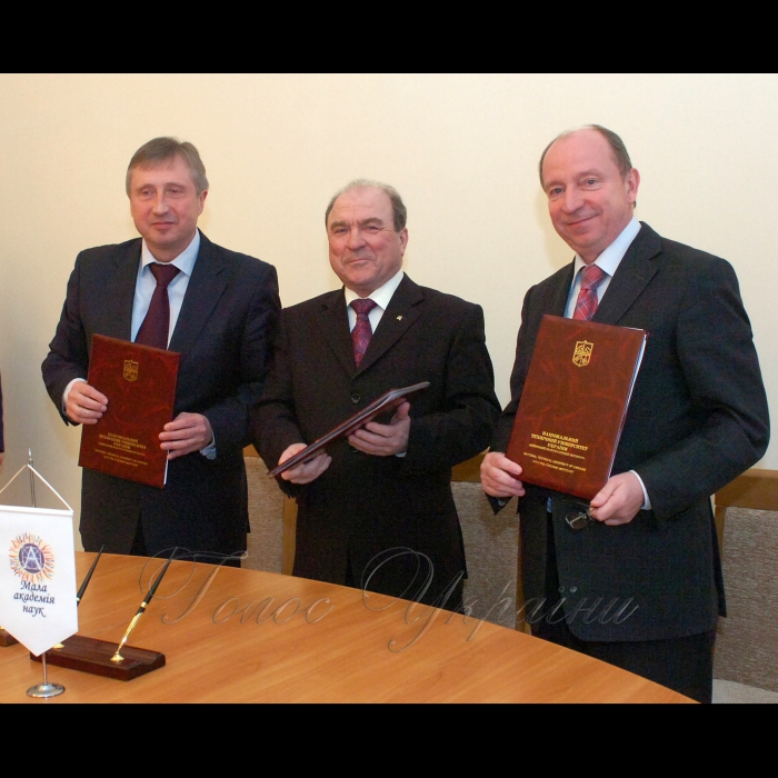 21 квітня 2009 церемонія підписання Угоди про співробітництво між КНУ ім. Тараса Шевченка, НТУУ «КПІ» та МАН. Буде дано старт реалізації Програми «Майбутнє України».


Угоду про співпрацю, щодо реалізації Програми «Майбутнє України» підписують ректор НТУУ «КПІ» Михайло Згуровський, ректор КНУ ім.Т. Шевченка Леонід Губерський, президент Малої академії наук Станіслав Довгий (зліва-направо).