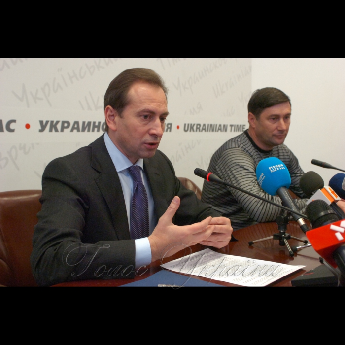 22 квітня 2009 у столичному Українському домі заступник Голови Верховної Ради Микола Томенко взяв участь у презентації акції «Покажемо світу природні чудеса України. Підтримаємо Асканію Нову у Всесвітньому конкурсі «7 нових чудес планети».
Голова Верховної Ради Микола Томенко та регіональний координатор акції (м. Херсон) Олександр Книга.