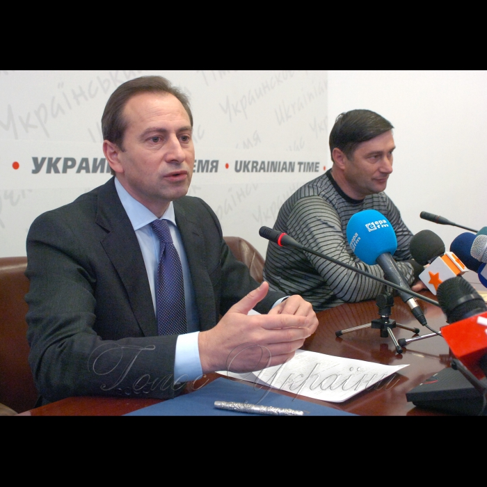 22 квітня 2009 у столичному Українському домі заступник Голови Верховної Ради Микола Томенко взяв участь у презентації акції «Покажемо світу природні чудеса України. Підтримаємо Асканію Нову у Всесвітньому конкурсі «7 нових чудес планети».
Голова Верховної Ради Микола Томенко та регіональний координатор акції (м. Херсон) Олександр Книга.