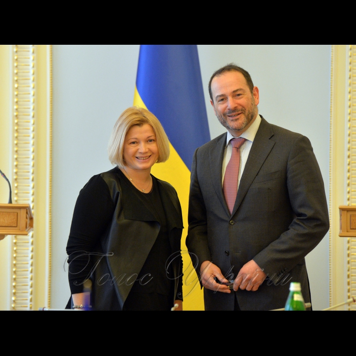 10 березня 2017 зустріч Першого заступника Голови ВР Ірини Геращенко з делегацією Європейської Комісії.
Ірина Геращенко та директор у справах Росії, Східного партнерства, Центральної Азії та ОБСЄ, заступник керівного директора з питань Європи та Центральної Азії Європейської служби зовнішніх дій Люк Девінь.