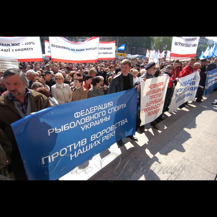 23 квітня 2009 біля КМДА ВГО «Асоціація рибалок України», Союз човнярів Київщини, ГО «Планета сильних», Партія Зелених, партія «Єдиний Центр», ГО «Еко-право», звільнені працівники КП «Плесо» та незалежні профспілки провели акцію протесту проти рішення київської влади щодо приватизації міських пляжів, прибережних територій, насосних та очисних споруд, та передачі в довгострокову оренду внутрішніх водойм.