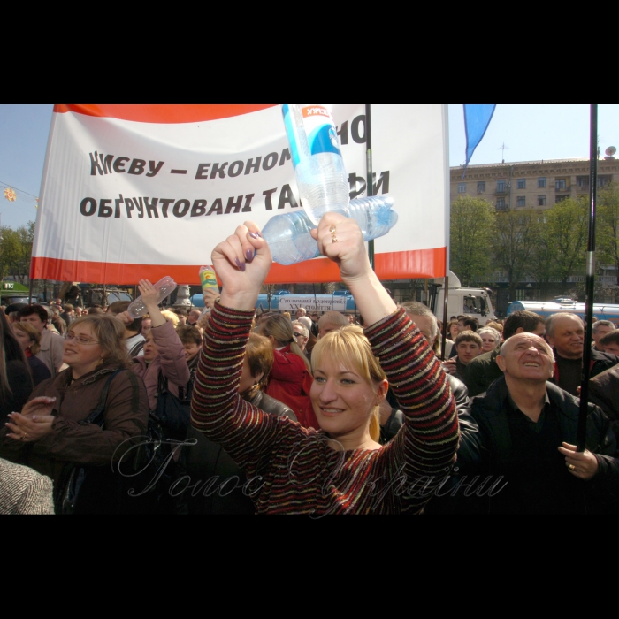 23 квітня 2009 біля КМДА ВГО «Асоціація рибалок України», Союз човнярів Київщини, ГО «Планета сильних», Партія Зелених, партія «Єдиний Центр», ГО «Еко-право», звільнені працівники КП «Плесо» та незалежні профспілки провели акцію протесту проти рішення київської влади щодо приватизації міських пляжів, прибережних територій, насосних та очисних споруд, та передачі в довгострокову оренду внутрішніх водойм.