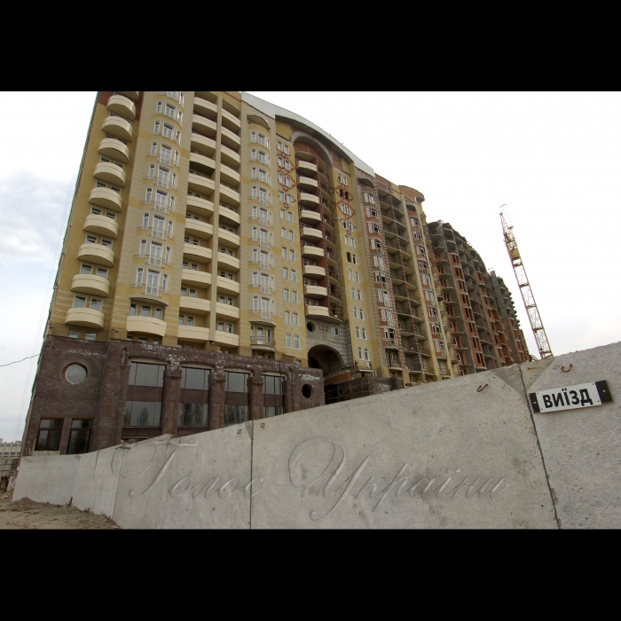24 квітня 2009 Київ, будівництво по проспекту Глушкова, 6 (на території Київського національного університету).