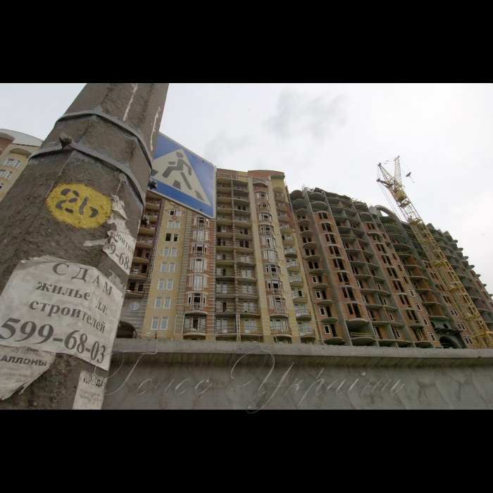 24 квітня 2009 Київ, будівництво по проспекту Глушкова, 6 (на території Київського національного університету).