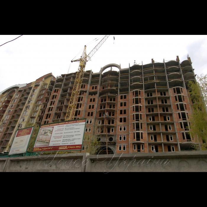 24 квітня 2009 Київ, будівництво по проспекту Глушкова, 6 (на території Київського національного університету).