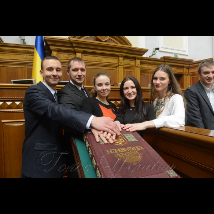 17 березня 2017 урочисте засідання Верховної Ради України з нагоди 100-річчя Української революції 1917-1921 років та заснування першого Українського Парламенту.
Інтерни програми стажування у ВР фотографуються на фоні Конституції.