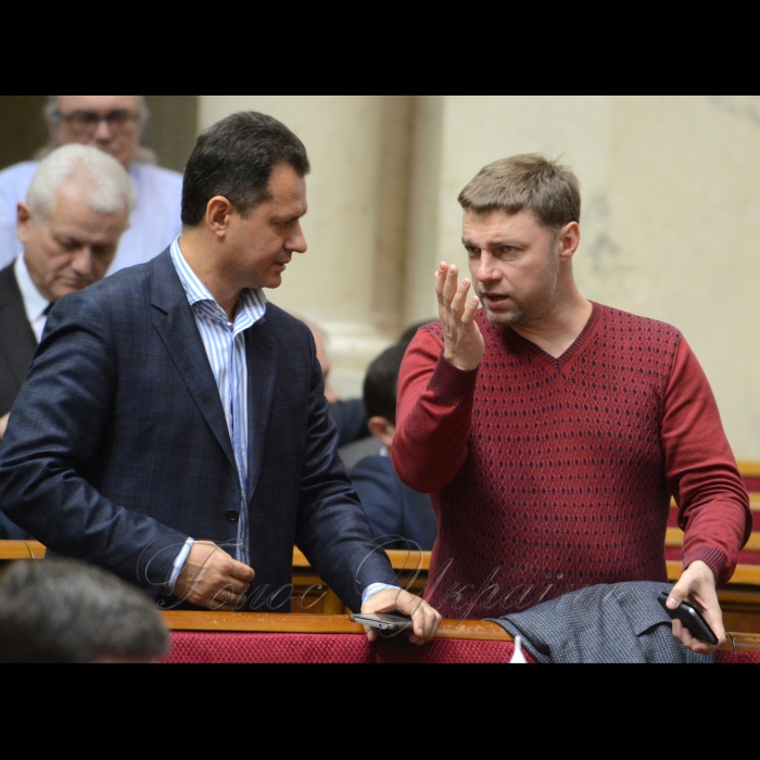 21 березня 2017 пленарне засідання Верховної Ради України.
Тарас Батенко - позафр., Валерій Купрій - позафр.