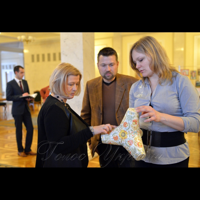24 березня 2017 Верховна Рада. Виставка «Маріуполь на межі». 
Перший заступник Голови ВР Ірина Геращенко поспілкувалася з художницею з Маріуполя Оленою Українцевою та поетом Олегом Українцевим, її чоловіком. (НА ФОТО) (ще один творець картин художниця Анна Торкаєнко відсутня на фото). Митці розповіли про свій  художній проект «Маріуполь на межі», який складається з картин, книг, артефактів прифронтового міста. Виставка вже об’їхала всю україну, нині експонується у ВР.