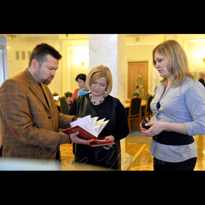 24 березня 2017 Верховна Рада. Виставка «Маріуполь на межі». 
Перший заступник Голови ВР Ірина Геращенко поспілкувалася з художницею з Маріуполя Оленою Українцевою та поетом Олегом Українцевим, її чоловіком. (НА ФОТО) (ще один творець картин художниця Анна Торкаєнко відсутня на фото). Митці розповіли про свій  художній проект «Маріуполь на межі», який складається з картин, книг, артефактів прифронтового міста. Виставка вже об’їхала всю україну, нині експонується у ВР.