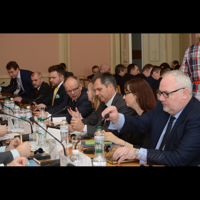 28 березня 2017 комітет Верховної Ради України з питань національної безпеки і оборони провів круглий стіл на тему: «Розвиток потенціалу України з гуманітарного розмінування. Законодавче забезпечення».
До участі запрошені представники державних органів, громадських, неурядових та міжнародних організацій, іноземних представництв, експертів та спеціалістів, які безпосередньо опікуються питаннями гуманітарного розмінування та виконують відповідні роботи.