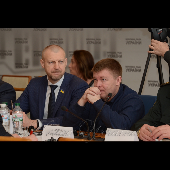 28 березня 2017 комітет Верховної Ради України з питань національної безпеки і оборони провів круглий стіл на тему: «Розвиток потенціалу України з гуманітарного розмінування. Законодавче забезпечення».
До участі запрошені представники державних органів, громадських, неурядових та міжнародних організацій, іноземних представництв, експертів та спеціалістів, які безпосередньо опікуються питаннями гуманітарного розмінування та виконують відповідні роботи.
Народний депутат України Андрій Тетерук, заступник голови Комітету Верховної Ради України з питань національної безпеки і оборони Юлій Мамчур.