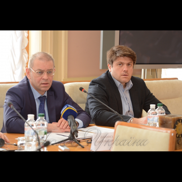 28 березня 2017 комітет Верховної Ради України з питань національної безпеки і оборони провів круглий стіл на тему: «Розвиток потенціалу України з гуманітарного розмінування. Законодавче забезпечення».
До участі запрошені представники державних органів, громадських, неурядових та міжнародних організацій, іноземних представництв, експертів та спеціалістів, які безпосередньо опікуються питаннями гуманітарного розмінування та виконують відповідні роботи.
Голова Комітету Верховної Ради України з питань національної безпеки і оборони Сергій Пашинський, секретар Комітету Верховної Ради України з питань національної безпеки і оборони Іван Вінник.