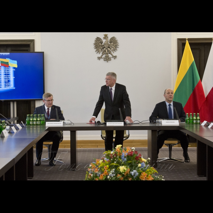27 березня 2017 відкриття пленарного засідання Восьмої сесії Міжпарламентської асамблеї Верховної Ради України, Сейму Литовської Республіки та Сейму і Сенату Республіки Польща.
Голова Сейму Литовської Республіки Вікторас Пранцкетіс (ліворуч), Маршалок Сенату Республіки Польща Станіслав Карчевський, Голова Верховної Ради України Андрій Парубій.