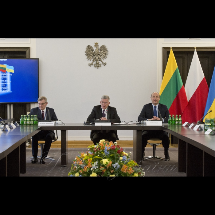 27 березня 2017 відкриття пленарного засідання Восьмої сесії Міжпарламентської асамблеї Верховної Ради України, Сейму Литовської Республіки та Сейму і Сенату Республіки Польща.
Голова Сейму Литовської Республіки Вікторас Пранцкетіс (ліворуч), Маршалок Сенату Республіки Польща Станіслав Карчевський, Голова Верховної Ради України Андрій Парубій.