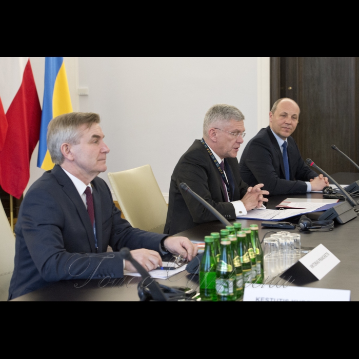 27 березня 2017 відкриття пленарного засідання Восьмої сесії Міжпарламентської асамблеї Верховної Ради України, Сейму Литовської Республіки та Сейму і Сенату Республіки Польща.
Голова Сейму Литовської Республіки Вікторас Пранцкетіс (ліворуч), Маршалок Сенату Республіки Польща Станіслав Карчевський, Голова Верховної Ради України Андрій Парубій.