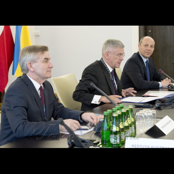 27 березня 2017 відкриття пленарного засідання Восьмої сесії Міжпарламентської асамблеї Верховної Ради України, Сейму Литовської Республіки та Сейму і Сенату Республіки Польща.
Голова Сейму Литовської Республіки Вікторас Пранцкетіс (ліворуч), Маршалок Сенату Республіки Польща Станіслав Карчевський, Голова Верховної Ради України Андрій Парубій.