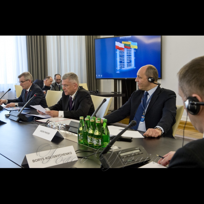 27 березня 2017 відкриття пленарного засідання Восьмої сесії Міжпарламентської асамблеї Верховної Ради України, Сейму Литовської Республіки та Сейму і Сенату Республіки Польща.
Голова Сейму Литовської Республіки Вікторас Пранцкетіс (ліворуч), Маршалок Сенату Республіки Польща Станіслав Карчевський, Голова Верховної Ради України Андрій Парубій.