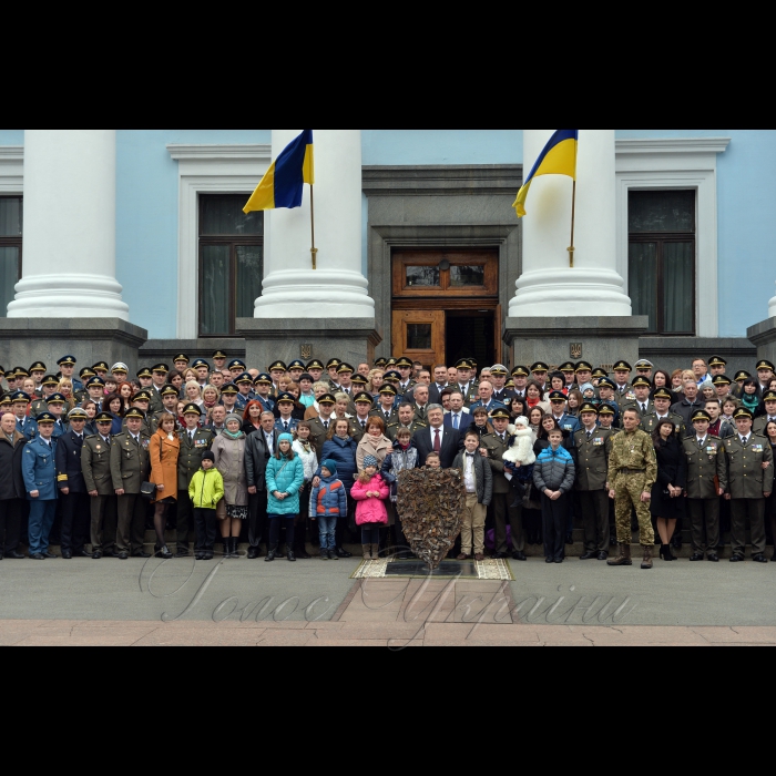 31 березня 2017 Президент Петро Порошенко привітав із випуском слухачів оперативно-стратегічного та оперативно-тактичного рівнів підготовки Національного університету оборони України ім. Івана Черняховського.
«Ви – нове покоління українського офіцерства. Вся Україна зараз дивиться на вас, і ваше завдання - продемонструвати, що ми здатні долати ворога, здатні принести мир на українську землю», - наголосив Петро Порошенко.
«Сьогодні саме на вас, випускників університету, весь український народ покладає сподівання як на військових керівників, здатних забезпечити подальше нарощування боєздатності Збройних Сил України», - підкреслив Президент.