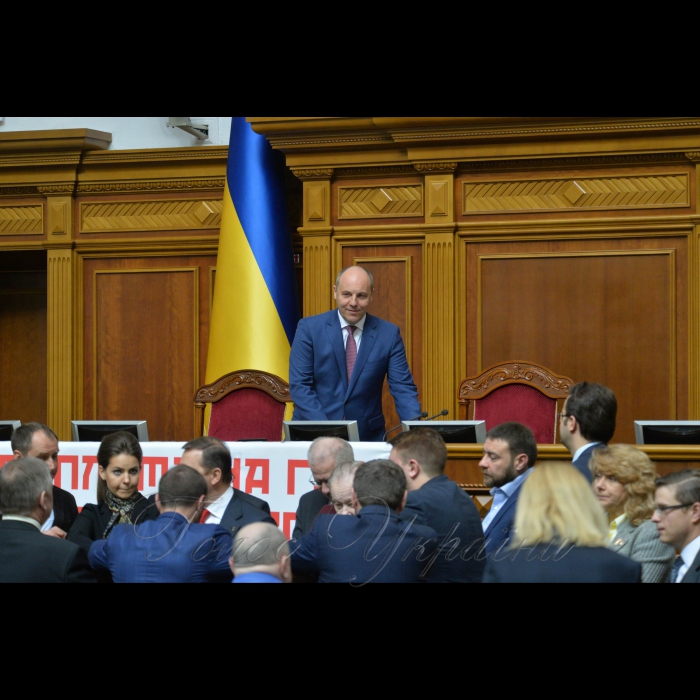 4 квітня 2017 пленарне засідання Верховної Ради України.
Трибуну заблокувала фракція Радикальної партії на знак протестету проти тарифів на газ для населення.
Андрій Парубій.