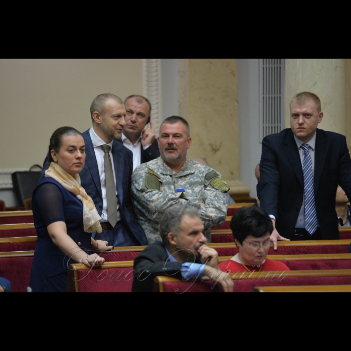 4 квітня 2017 пленарне засідання Верховної Ради України.
Фракція Народний фронт – Олена Масоріна, Андрій Тетерук, Юрій Береза.