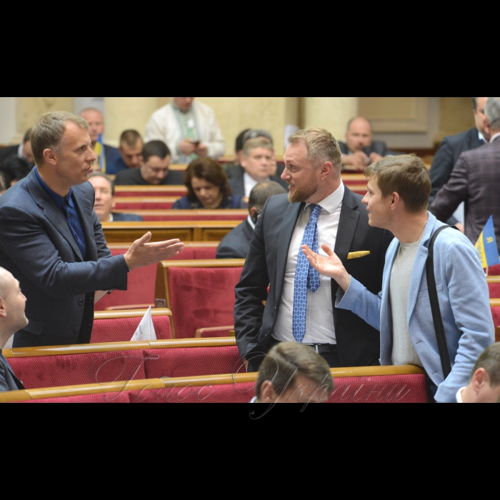 5 квітня 2017 пленарне засідання Верховної Ради України.
Ярослав Москаленко - ВОЛЯ, Євген Рибчинський - ВОЛЯ, Владислав Голуб - БПП.
