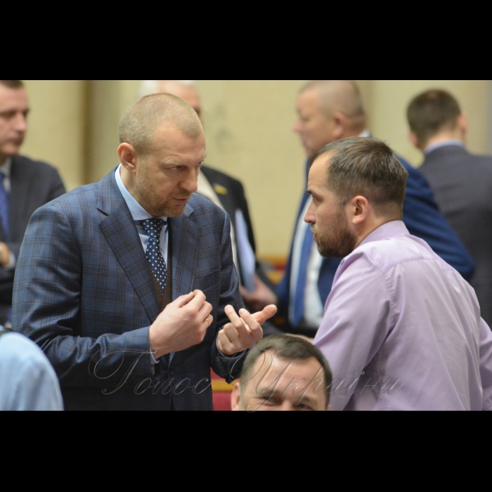 5 квітня 2017 пленарне засідання Верховної Ради України.
Андрій Тетерук - НФ, Павло Кишкар - позафр.