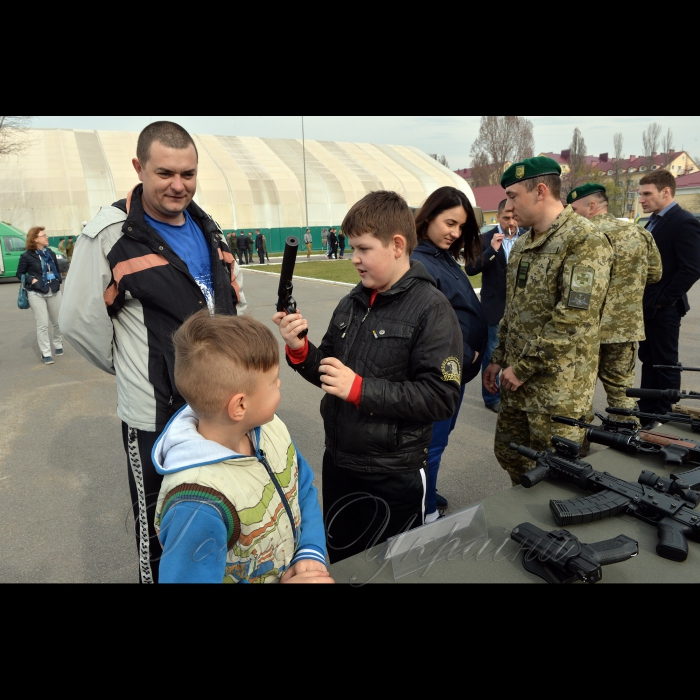 5 квітня 2014 - 10 мобільний прикордонний загін. Київ, Бортничі.