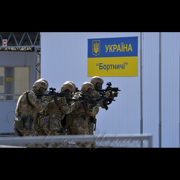 5 квітня 2014 - 10 мобільний прикордонний загін. Київ, Бортничі.
