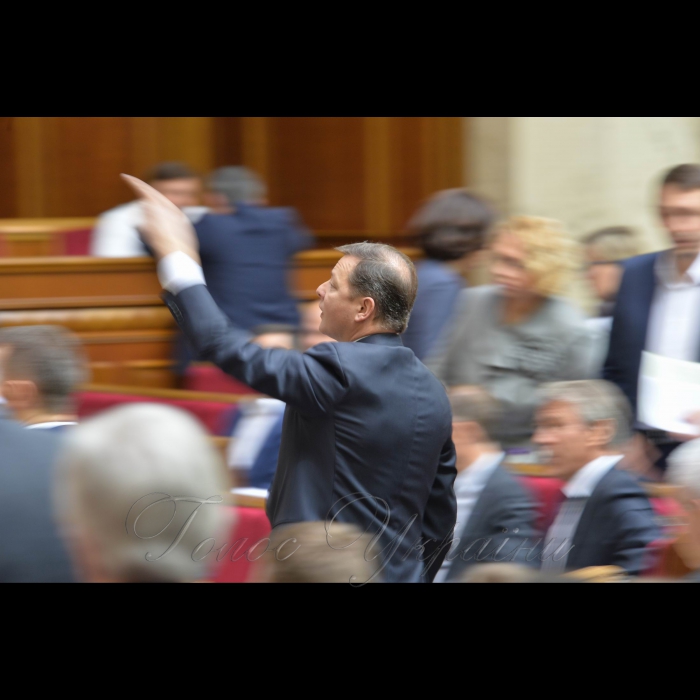 6 квітня 2017 пленарне засідання Верховної Ради України.
Олег Ляшко.