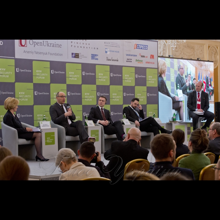 7 квітня 2017 участь Голови Верховної Ради України Андрія  Парубія у 10-му Київському безпековому форумі (Готель «Fairmont Grand Hotel»).
Рейнел Андрейчук Співголова Міжпарламентської Ради Україна-НАТО, Андрій Парубій, колишній прем’єр міністр Естонії (2014-16) Тааві Ройвас, депутат парламенту Румунії Ніколай-Мирослав Петретчі (Nicolae Miroslav Petrețchi).