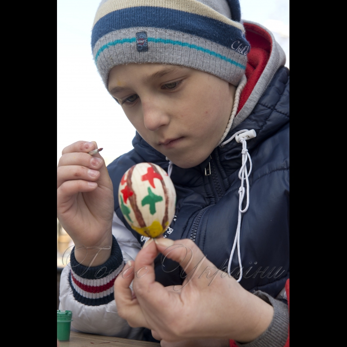 9 квітня 2017 свято української родини на Вербну неділю біля Миколаївського храму на Татарці у Києві, У програмі: освячення верби, майстер-клас з писанкарства.