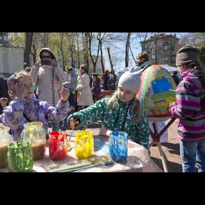 9 квітня 2017 свято української родини на Вербну неділю біля Миколаївського храму на Татарці у Києві, У програмі: освячення верби, майстер-клас з писанкарства.