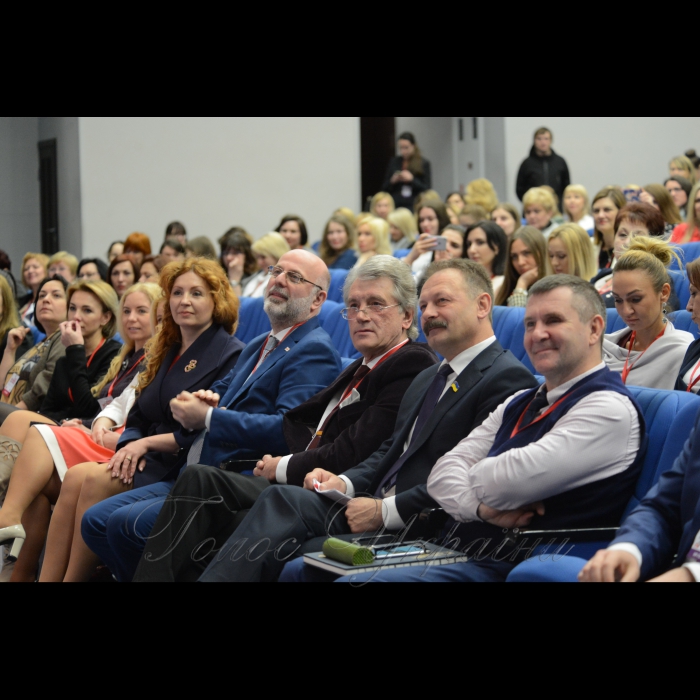 8 квітня 2017 сьогодні зростає присутність жінок у владі і  їхня роль у прийнятті рішень, але кількісний показник жінок в уряді і Верховній Раді не відповідає потенціалу українок, їх має бути значно більше», - наголосила Перший заступник Голови Верховної Ради України Ірина Геращенко на Міжнародному форумі «БізнесWOMAN».