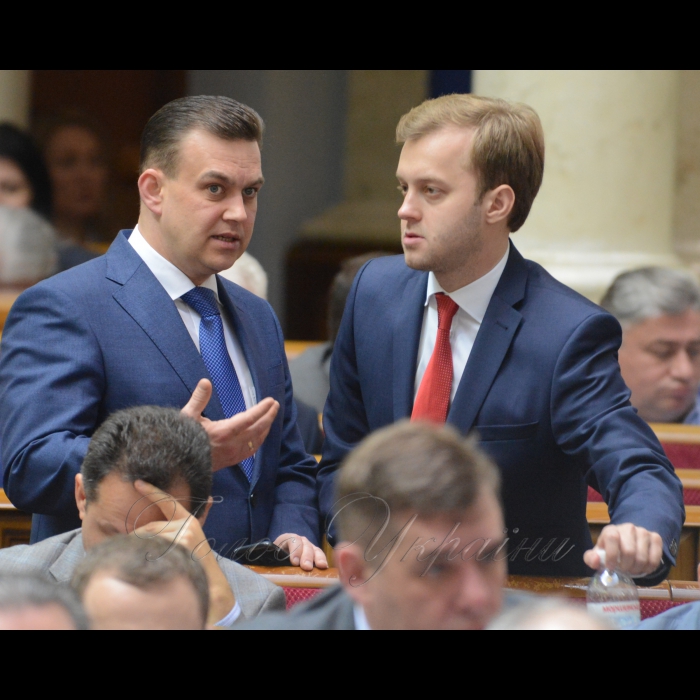 11 квітня 2017 пленарне засідання Верховної Ради України.
Костянтин Павлов - ОП, Костянтин Усов - БПП.