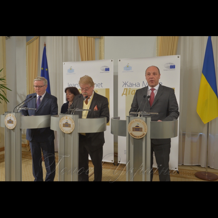 20 квітня 2017 спільний брифінг Голови Верховної Ради України Андрія Парубія, координатора програми Європейського Парламенту з підвищення інституційної спроможності Верховної Ради України Пета Кокса і Голови Комітету Європарламенту у закордонних справах Елмара Брока.