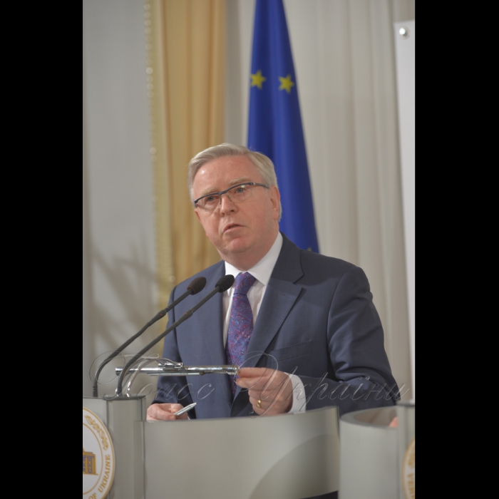 20 квітня 2017 спільний брифінг Голови Верховної Ради України Андрія Парубія, координатора програми Європейського Парламенту з підвищення інституційної спроможності Верховної Ради України Пета Кокса і Голови Комітету Європарламенту у закордонних справах Елмара Брока.
Пет Кокс.