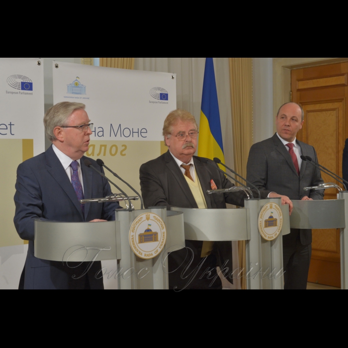 20 квітня 2017 спільний брифінг Голови Верховної Ради України Андрія Парубія, координатора програми Європейського Парламенту з підвищення інституційної спроможності Верховної Ради України Пета Кокса і Голови Комітету Європарламенту у закордонних справах Елмара Брока.