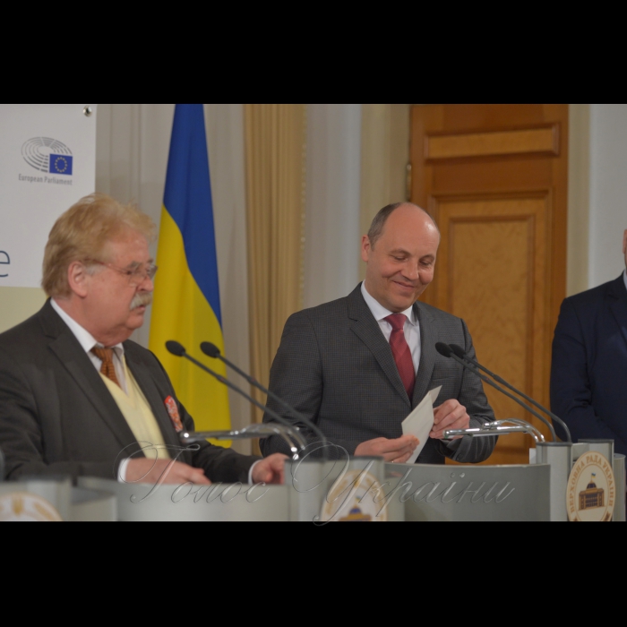 20 квітня 2017 спільний брифінг Голови Верховної Ради України Андрія Парубія, координатора програми Європейського Парламенту з підвищення інституційної спроможності Верховної Ради України Пета Кокса і Голови Комітету Європарламенту у закордонних справах Елмара Брока.