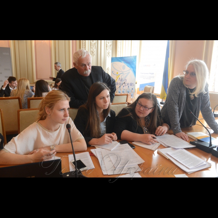 26 квітня 2017 відбувся конституційно-регламентний диспут «Коаліція та опозиція чи більшість та меншість». 
У диспуті взяли участь чотири команди учасників (інтернів) Програми стажування в Апараті Верховної Ради України в 2017 році, до складу кожної з яких входять капітан, промовець, ноуттейкер, а також тренер – колишній народний депутат.
Володимир Крижанівський народний депутат України 1 скликання та Еліна Шишкіна, народний депутат України 6 скликання спілкуються з інтернами.