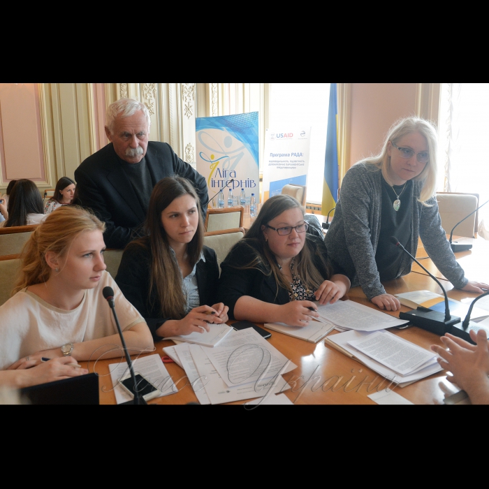 26 квітня 2017 відбувся конституційно-регламентний диспут «Коаліція та опозиція чи більшість та меншість». 
У диспуті взяли участь чотири команди учасників (інтернів) Програми стажування в Апараті Верховної Ради України в 2017 році, до складу кожної з яких входять капітан, промовець, ноуттейкер, а також тренер – колишній народний депутат.
Володимир Крижанівський народний депутат України 1 скликання та Еліна Шишкіна, народний депутат України 6 скликання спілкуються з інтернами.