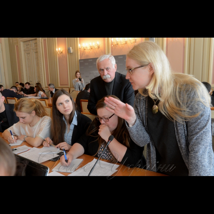 26 квітня 2017 відбувся конституційно-регламентний диспут «Коаліція та опозиція чи більшість та меншість». 
У диспуті взяли участь чотири команди учасників (інтернів) Програми стажування в Апараті Верховної Ради України в 2017 році, до складу кожної з яких входять капітан, промовець, ноуттейкер, а також тренер – колишній народний депутат.
Володимир Крижанівський народний депутат України 1 скликання та Еліна Шишкіна, народний депутат України 6 скликання спілкуються з інтернами.