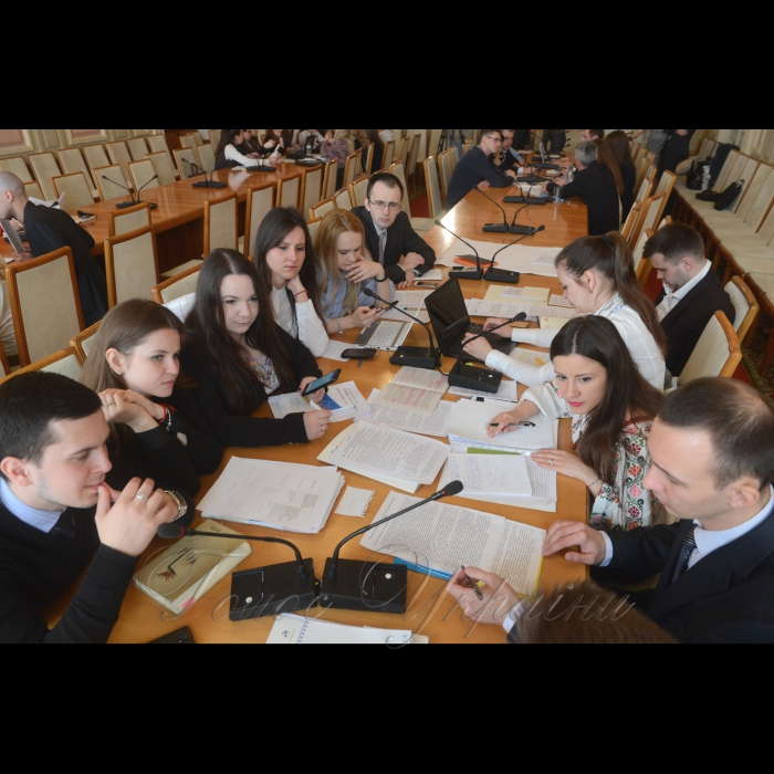 26 квітня 2017 відбувся конституційно-регламентний диспут «Коаліція та опозиція чи більшість та меншість». 
У диспуті взяли участь чотири команди учасників (інтернів) Програми стажування в Апараті Верховної Ради України в 2017 році, до складу кожної з яких входять капітан, промовець, ноуттейкер, а також тренер – колишній народний депутат.