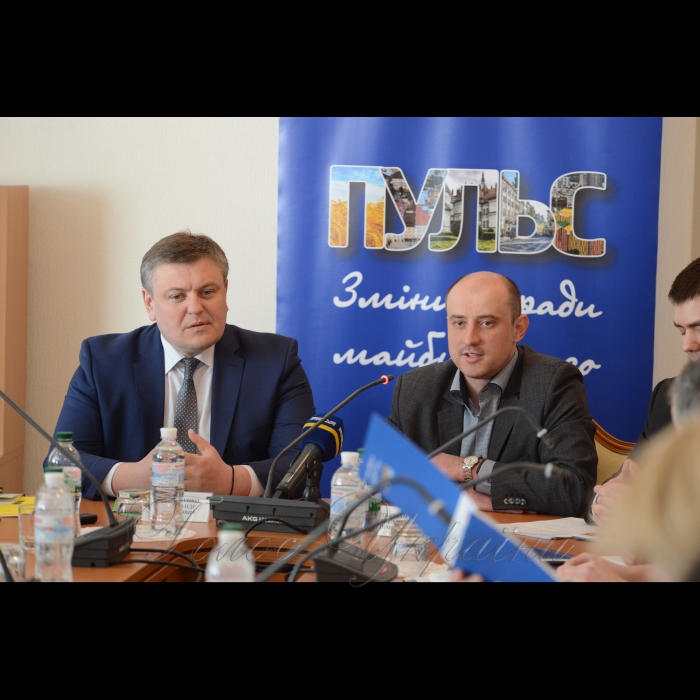 27 квітня 2017 практикум з нормотворчості для фахівців органів місцевого самоврядування з питань охорони здоров'я.
На підтримку реформи децентралізації Апарат Верховної Ради України разом з Комітетом Верховної Ради України з питань державного будівництва, регіональної політики та місцевого самоврядування провів практикум з нормотворчості для фахівців органів місцевого самоврядування з питань охорони здоров'я.
Олександр Мартиненко заступник керівника Аппарату ВР та Олександр Слобожан виконавчий директор Асоціації міст України.