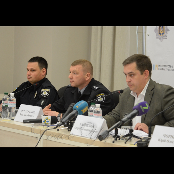 4 травня 2017 прес-конференція, присвячена старту Тижню безпеки дорожнього руху в Україні. Упродовж тижня, з 8 по 14 травня 2017 року, відбудеться низка заходів, у яких братимуть участь представники державних органів, громадських організацій, науковці та практики.
Олексій Білошицький - заступник начальника департаменту патрульної поліції Національної поліції України; Іван Прохоренко - заступник начальника департаменту превентивної діяльності - начальник Управління безпеки та Андрій Гаврилюк - заступник директора медичного департаменту МОЗ України.