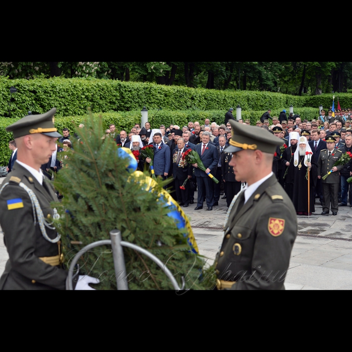 9 травня 2017 Президент України Петро Порошенко під час церемонії покладання квітів до могили Невідомого Солдата з нагоди Дня перемоги над нацизмом, у Парку вічної слави.