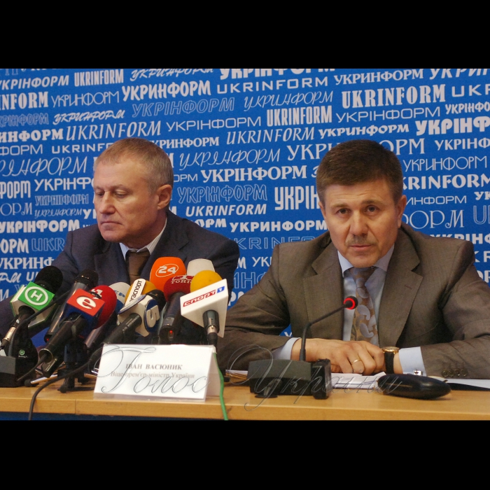 14 травня 2009 у інформаційному центрі «Україна 2012» («Укрінформ»), відбулася спільна прес-конференція віце-прем’єр-міністра України Івана Васюника та президента Федерації футболу України Григорія Суркіса. 
Питання: підсумки засідання Наглядової ради УЄФА в Ньоні (8 травня) та Виконкому Європейського футбольного союзу в Бухаресті (12-13 травня), що визначив приймаючі міста Євро-2012.