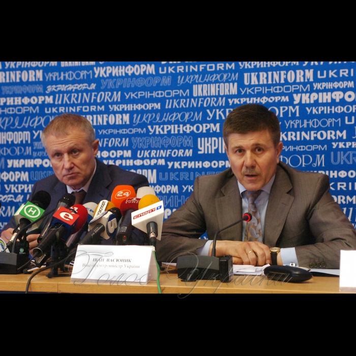 14 травня 2009 у інформаційному центрі «Україна 2012» («Укрінформ»), відбулася спільна прес-конференція віце-прем’єр-міністра України Івана Васюника та президента Федерації футболу України Григорія Суркіса. 
Питання: підсумки засідання Наглядової ради УЄФА в Ньоні (8 травня) та Виконкому Європейського футбольного союзу в Бухаресті (12-13 травня), що визначив приймаючі міста Євро-2012.