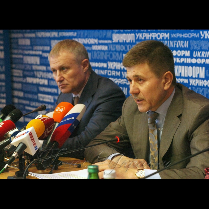 14 травня 2009 у інформаційному центрі «Україна 2012» («Укрінформ»), відбулася спільна прес-конференція віце-прем’єр-міністра України Івана Васюника та президента Федерації футболу України Григорія Суркіса. 
Питання: підсумки засідання Наглядової ради УЄФА в Ньоні (8 травня) та Виконкому Європейського футбольного союзу в Бухаресті (12-13 травня), що визначив приймаючі міста Євро-2012.